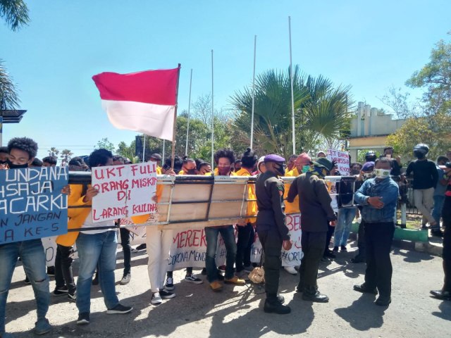 Puluhan mahasiswa Universitas Nusa Cendana (Undana) Kupang, NTT menggelar demonstrasi di depan kampus, Jumat (24/7/2020). Foto: Ola Keda. 