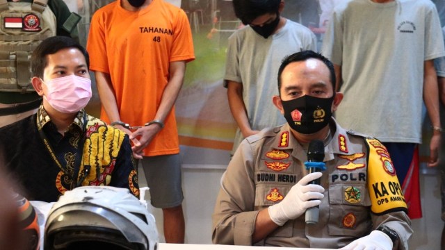 Konferensi pers terkait kasus tawuran di Cilincing, di Polres Jakarta Utara, Jumat (24/7). Foto: Polres Jakut