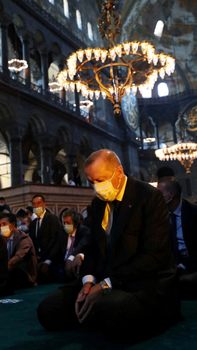 Presiden Turki Tayyip Erdogan menghadiri salat Jum'at di Masjid Agung Hagia Sophia, di Istanbul, Turki, Jumat (24/7). Foto: Murat Cetinmuhurdar/PPO/Handout via REUTERS