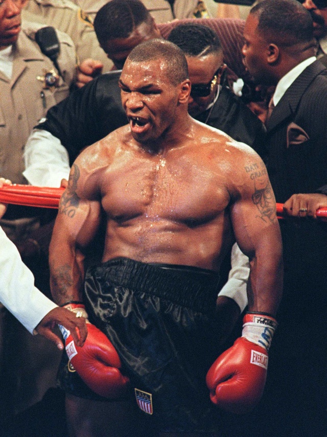 Mike Tyson usai pertandingan melawan Holyfield pada 28 Juni 1997. Foto: John Gurzinsky/AFP