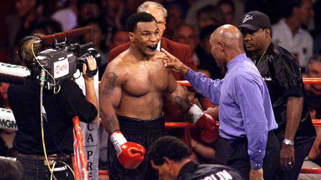 Mike Tyson saat melawan Orlin Norris pada 23 Oktober 1999. Foto: AFP