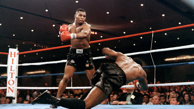 Mike Tyson saat melawan Trevor Berbick pada 22 November 1986. Foto: Carlos Schiebeck/AFP