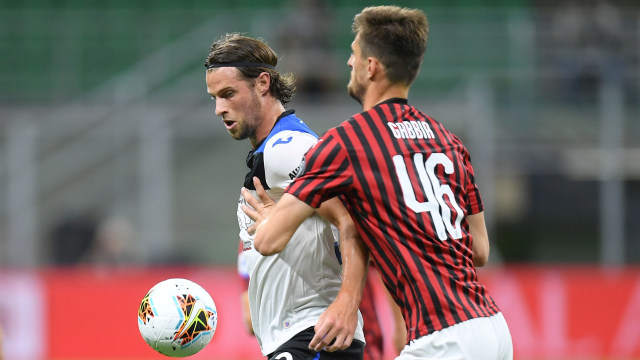 Pertandingan antara AC Milan melawan Atalanta. Foto: REUTERS/Daniele Mascolo