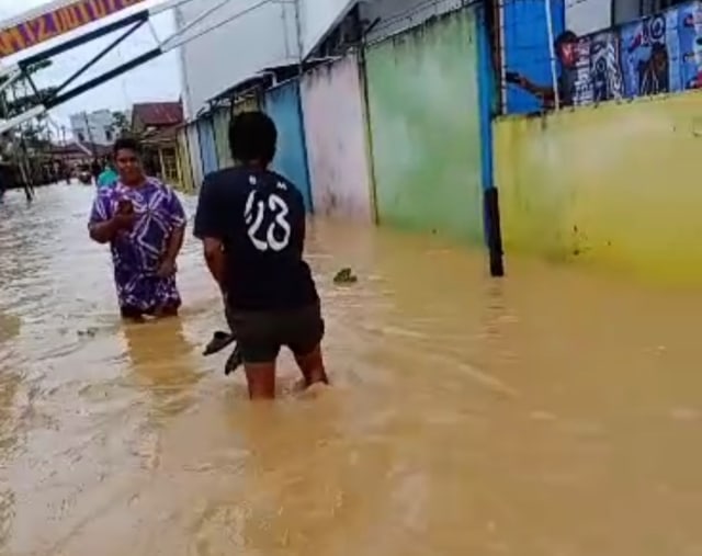 Banjir setinggi lutut orang dewasa di jalan masuk Kompleks Melati Raya, foto : Istimewa