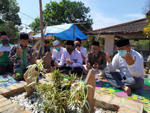 Kader DPC PKB Kabupaten Kuningan saat ziarah ke makam para tokoh partai, Jumat (24/7/2020). (Andri Yanto)