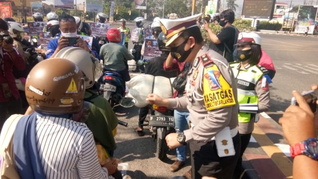 Polisi razia dan ingatkan pengendara yang tak bermasker di Bandung. Foto: Dok-Satlantas Polresta Bandung