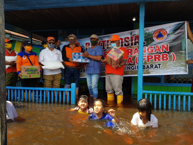 BPBD Kobar, FPRB, dan Baznas saat memberikan bantuan kepada korban banjir di RT.01, Kelurahan Mendawai. Joko Hardyono/InfoPBUN