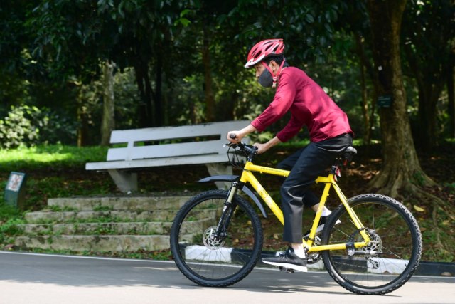 Presiden Joko Widodo berolahraga pagi dengan mengayuh sepeda di area Istana Kepresidenan Bogor, Jawa Barat, pada Sabtu, 25 Juli 2020. Foto: Muchlis Jr-Biro Pers Sekretariat Presiden