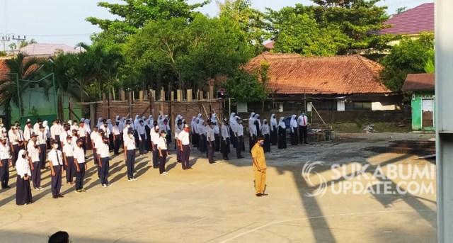 Siswa baru SMAN 1 Palabuhanratu yang hadir ke sekolah untuk mengikuti upacara pembukaan MPLS, Senin (13/7/2020). | Sumber Foto:Dok. sukabumiupdate.com