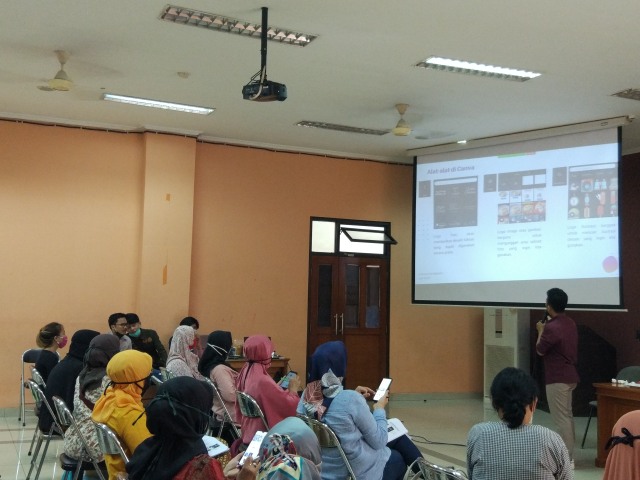 Mahasiswa IPB memberikan pelatihan desain kepada UMKM binaan Jakpreneur Jatinegara di Aula Kecamatan Jatinegara