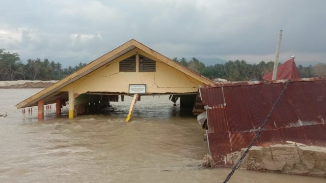 Gedung SDN 090 Indokoro, Masamba, Luwu Utara, rusak diterjang banjir bandang. Foto: Awal Dion/sulbarkini