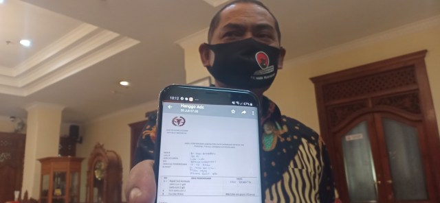 Wali Kota Solo, FX Hadi Rudyatmo menunjukkan hasil rapid test untuk ke Jakarta waktu lalu