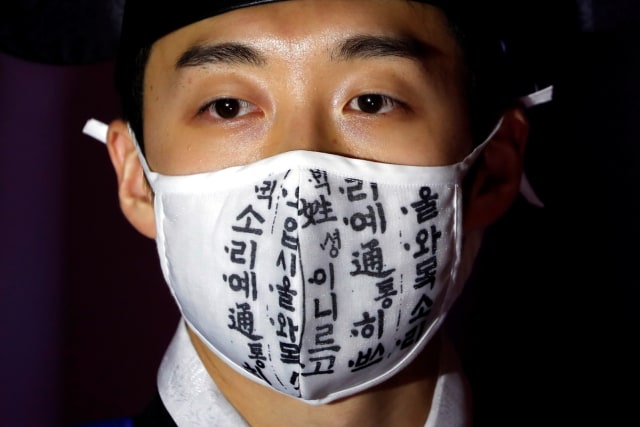 Selama pandemi virus corona masker telah menjadi menjadi tren di berbagai negara. Foto: Kim Hong-Ji/REUTERS
