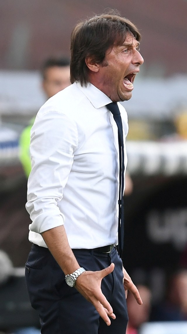 Pelatih Inter Milan Antonio Conte saat laga melawan Genoa di Stadion Luigi Ferraris, Genoa, Italia, Sabtu (25/7). Foto: Jennifer Lorenzini/REUTERS
