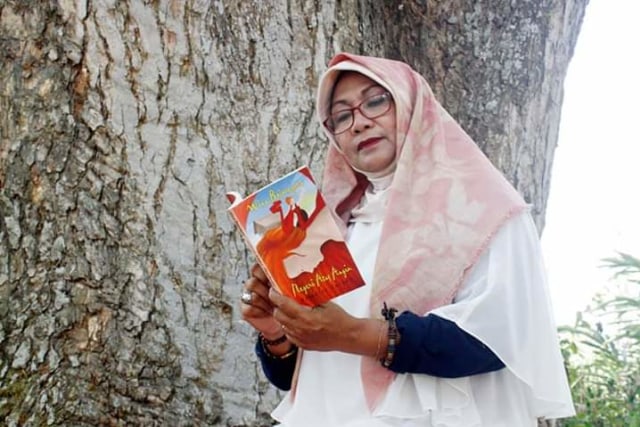 Penulis Wina Bojonegoro Bikin Aksi '100 Hari Parade Baca Cerpen' (67264)