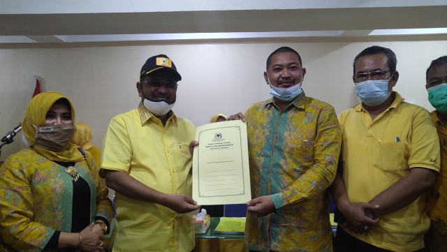 ﻿﻿Calon Bupati Karimun, Aunur Rafiq, menerima surat rekomendasi DPP Golkar. Foto: Khairul S/kepripedia.com