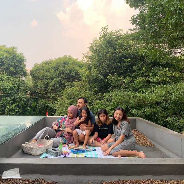 Intip 5 Potret Keseruan Keluarga Meisya Siregar Piknik di Rooftop (2641)