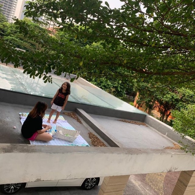 Intip 5 Potret Keseruan Keluarga Meisya Siregar Piknik di Rooftop (2643)