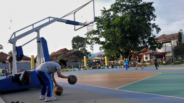 Ilustrasi bermain basket. Foto: Jamal Ramadhan/kumparan