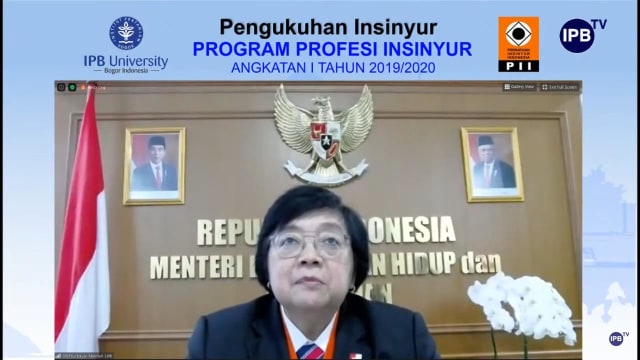 Menteri LHK, Siti Nurbaya Bakar, saat pengukuhan program profesi insinyur IPB. Foto: IPB University