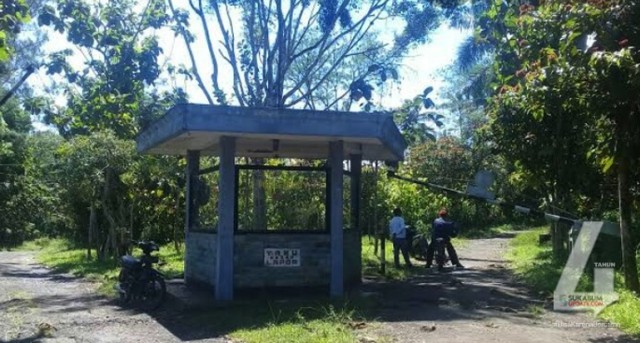 Pos penjagaan arah masuk kantor PT Bumiloka Jampang Tengah, Kabupaten Sukabumi. | Sumber Foto: Istimewa
