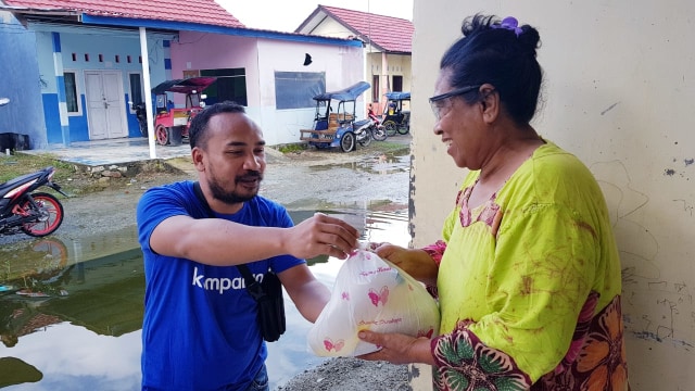 Jurnalis Banthayoid menyerahkan bantuan program kumparanDerma pada Masyarakat di Pinggiran Danau Limboto. Minggu, (26/7). Foto: Dok banthayoid