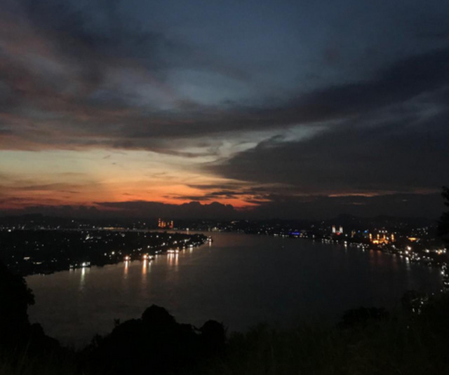 Pemandangan Kota Samarinda dari atas Bukit Steling Selili Samarinda pada saat matahari mulai tenggelam. | Foto: Karja/Titiantoro
