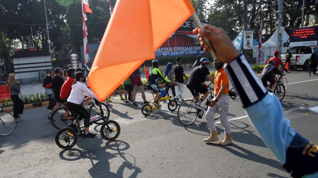 Warga berolahraga menggunakan sepeda di kawasan Bundaran HI, Jakarta, Minggu (26/7). Foto: Indrianto Eko Suwarso/ANTARA FOTO