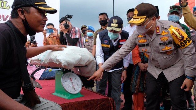 KAPOLDA Riau, Irjen Pol Agung Setya Imam Effendi menunjuk timbangan jagung manis didampingi Gubernur Riau, Syamsuar. Ini merupakan program jaga pangan jaga kampung. 