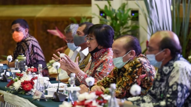 Menteri LHK Siti Nurbaya (tengah) pada Rakornis Karhutla MPA-Paralegal, di Jakarta, Jumat (24/7). Foto: Kementerian KLHK