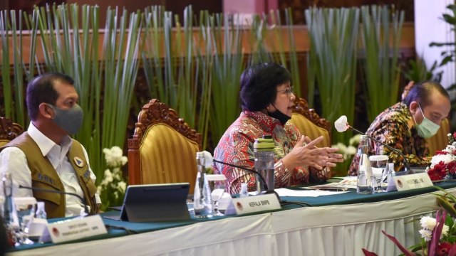 Menteri LHK Siti Nurbaya (tengah) pada Rakornis Karhutla MPA-Paralegal, di Jakarta, Jumat (24/7). Foto: Kementerian KLHK