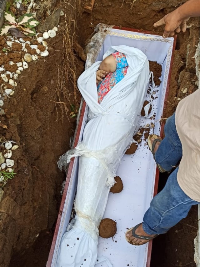 Jenazah pasien reaktif corona yang tampak masih mengenakan daster saat hendak dimakamkan. Foto: Dok. Istimewa