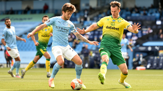 Pemain Manchester City David Silva berusaha melewati pemain Norwich City pada lanjutan Premier League di Stadion Etihad, Manchester, Inggris. Foto: Peter Powell /REUTERS