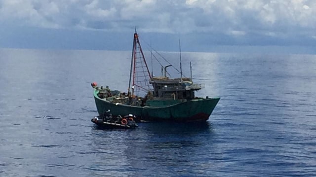 Aksi Heroik Kapal Bakamla RI, Sergap Kapal Ikan Ilegal Vietnam di Natuna (1)