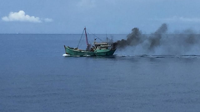 Aksi Heroik Kapal Bakamla RI, Sergap Kapal Ikan Ilegal Vietnam di Natuna (2)