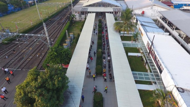 Antrean penumpang KRL di Stasiun Bogor, Senin (27/7). Foto: PT KCI