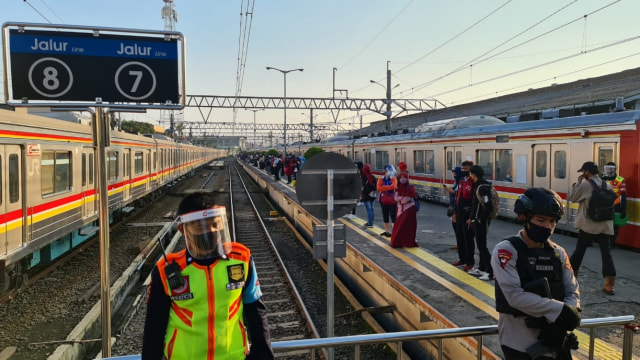 Antrean penumpang KRL di Stasiun Bogor, Senin (27/7). Foto: PT KCI