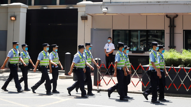 Sejumlah polisi berjalan di depan konsulat Amerika Serikat di Chengdu, Sichuan, China, Senin (27/7). Foto: Thomas Peter/REUTERS
