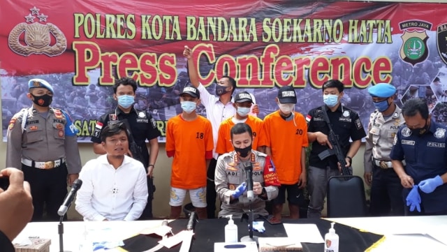 Konfrensi pers begal di wilayah Bandara Soekarno Hatta ditangkap polisi. Foto: Polres Bandara Soekarno Hatta