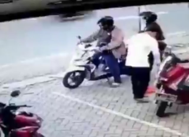 Viral video kocak suami tinggalkan istri di parkiran sepeda motor. (Foto;Twitter/Tangkapan Layar @Ndon_isBack)
