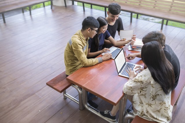 Ilustrasi siswa sekolah SPK Indonesia sedang kerja kelompok. Foto: Shutterstock