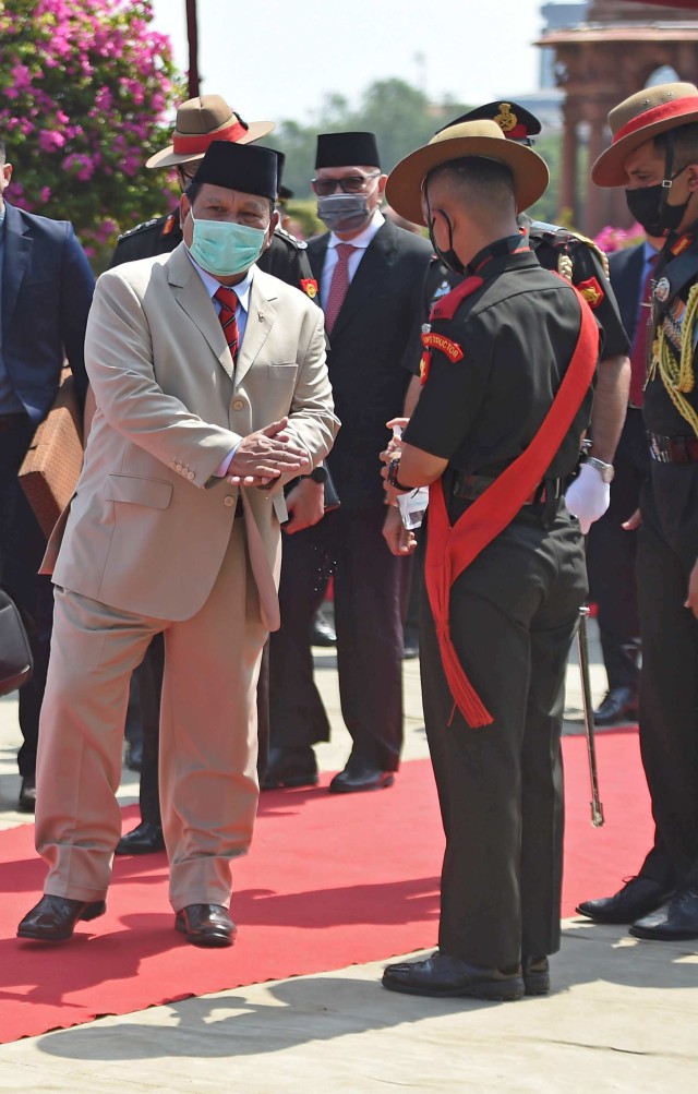 Menteri Pertahanan Indonesia, Prabowo Subianto mencuci tangan tiba di Kementerian Pertahanan India, di New Delhi. Foto: Money Sharma/AFP