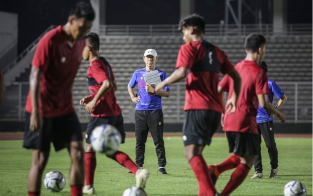 Shin Tae-yong memimpin sesi latihan Timnas Indonesia. Foto: dok. PSSI