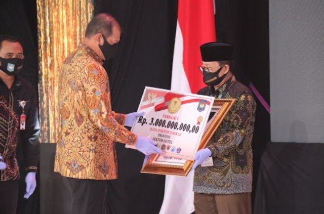 Gubernur Jambi, Fachrori Umar saat menerima penghargaan dari Pemerintah Pusat. Foto: Hms