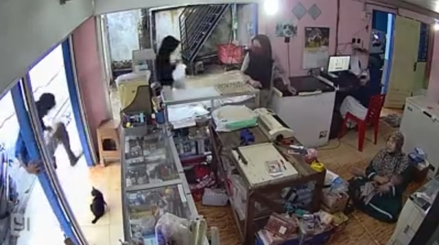Potongan gambar video viral pria di Sampit injak kepala kucing hingga mati. (Foto: IST).
