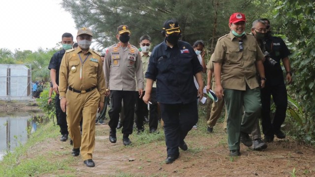 Gubernur Erzaldi Rosman mendampingi Menteri Lingkungan Hidup dan Kehutanan (LHK) RI, Siti Nurbaya Bakar meninjau Mangrove Munjang Kurau Barat, Kabupaten Bangka Tengah Senin (27/7). Foto: Pemprov Babel