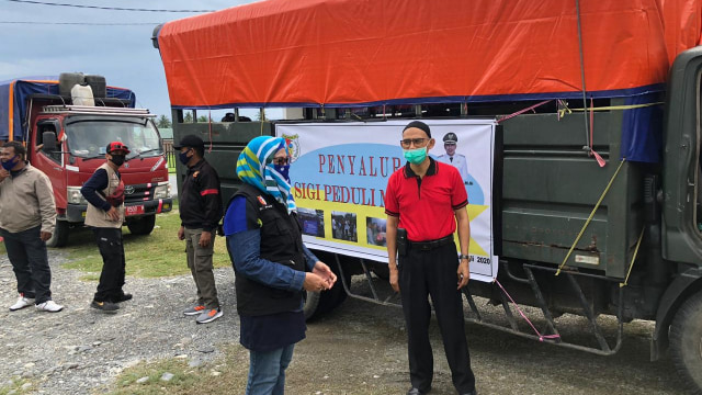 Sekda Kabupaten Sigi, Muh Basir melepas secara resmi bantuan kemanusian yang akan diberikan kepada korban banjir di Masamba, Sulawesi Selatan. Foto: Istimewa