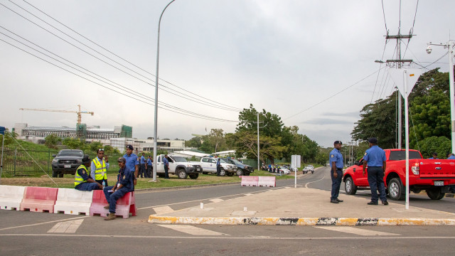 Polisi memblokir jalan menuju gedung Parlemen di Port Moresby, Papua Nugini saat pandemi virus corona. Foto: NESS KERTON/AFP