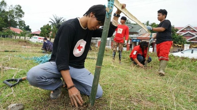 Relawan PMI mendirikan shelter bagi pengungsi banjir bandang di Kelurahan Kappuna, Masamba, Luwu Utara. Foto: Dok. Kominfo Luwu Utara