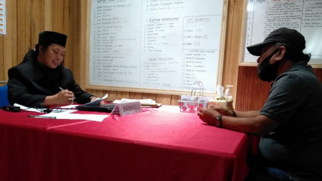 Ketua Bawaslu Kabupaten Tolitoli, Sulawesi Tengah, Fajar Syadik meminta keterangan salah satu ASN yang diduga melakukan pelanggaran Pilkada 2020. Foto: Moh. Sabran/PaluPoso